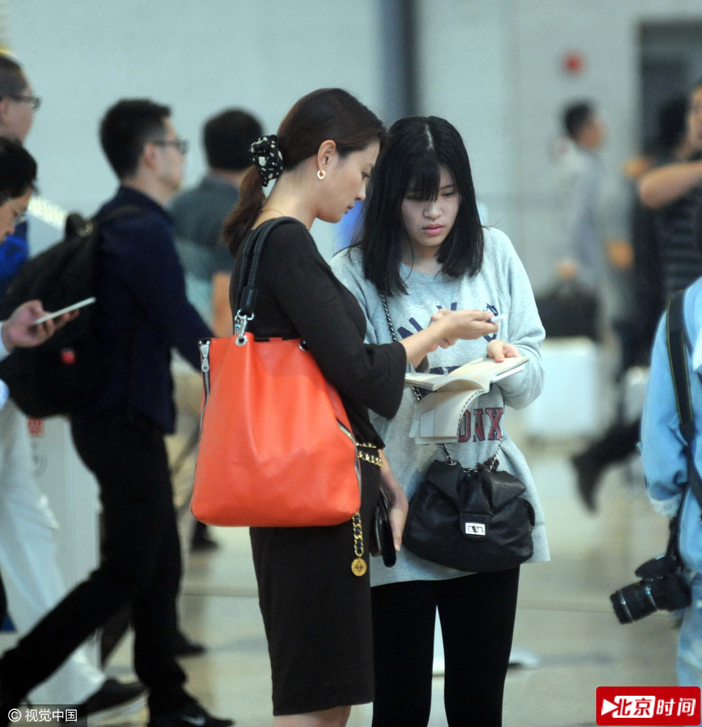 央视主播刘芳菲 黑色连衣裙大秀高挑身材 央视主播刘芳菲 黑色连衣裙大秀高挑身材