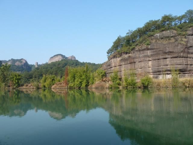 广东省正在修建一条高速公路,途经6站,于2018