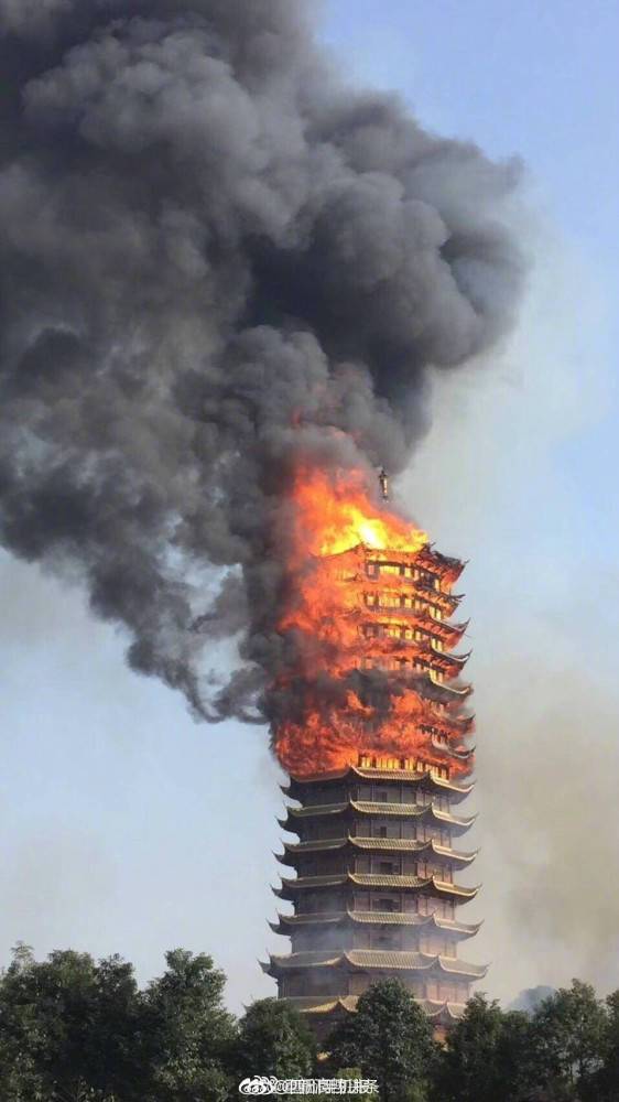 四川亚洲第一高木塔失火 失火前尚未完全建成