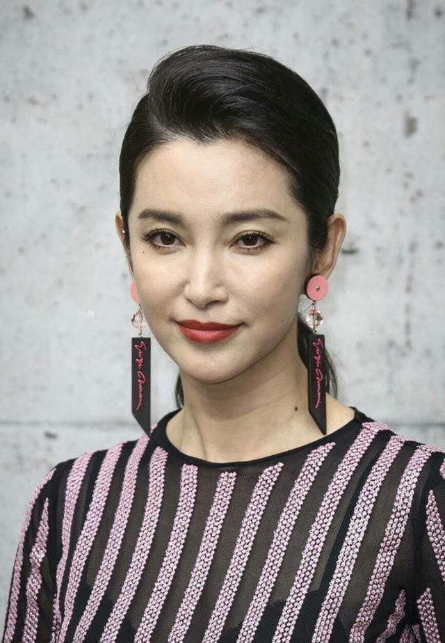 李冰冰开眼角后遗症出现?眼睛浮肿鼻翼下陷脸