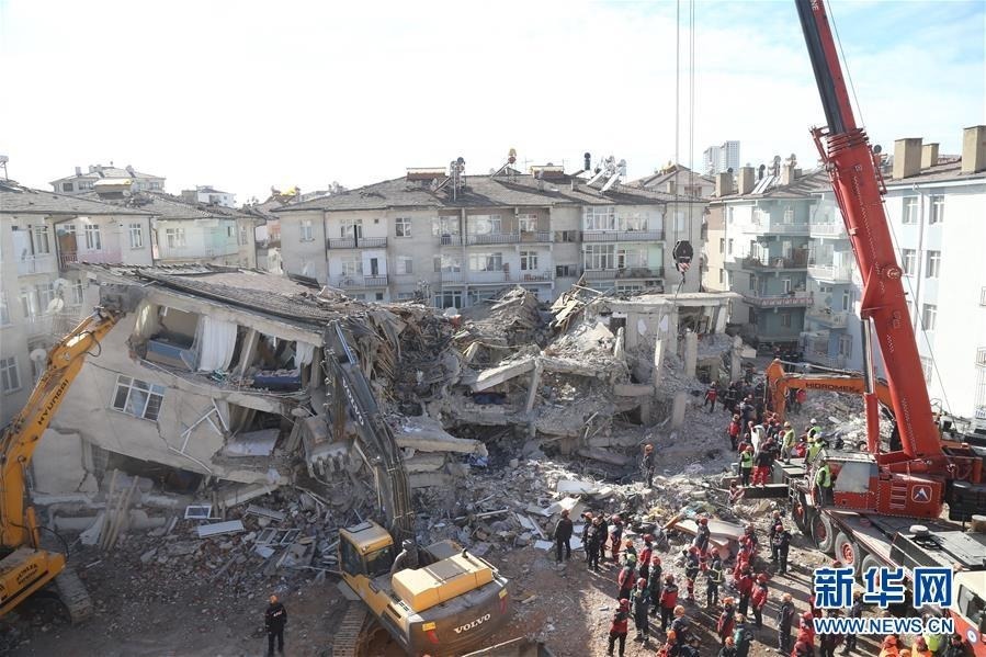 1月26日，在土耳其东部埃拉泽省，救援人员在房屋废墟旁工作。土耳其灾害和应急管理部门26日说，土耳其东部埃拉泽省24日晚发生的地震已造成至少36人死亡、1600余人受伤。 新华社发（穆斯塔法·卡亚摄）