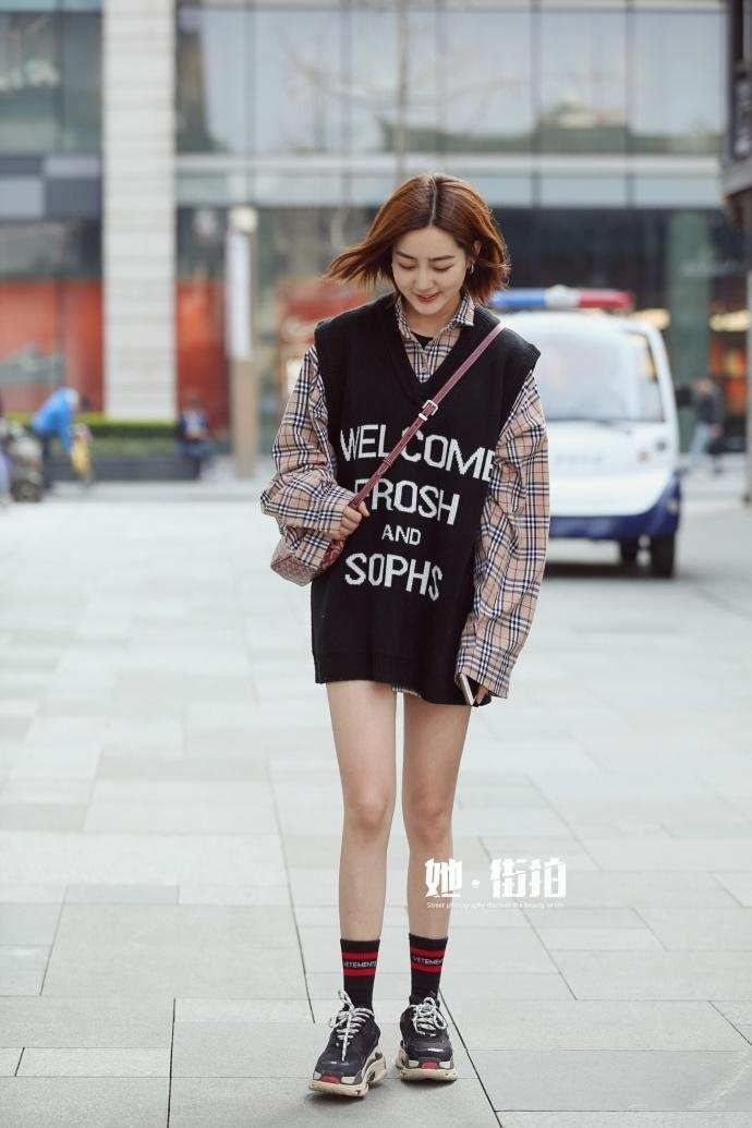 成都街拍, 露脐装上衣搭配丝绒阔腿裤, 随意又洒