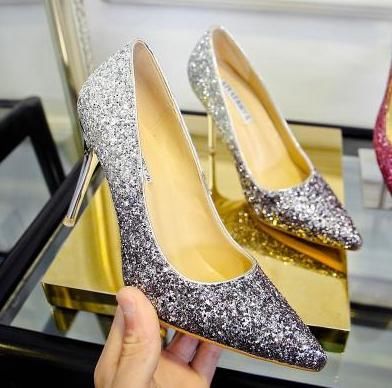 女人穿小白鞋可入不了男人法眼,换上尖头细高