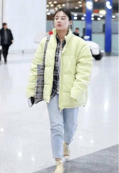 马思纯和迪丽热巴同穿面包服,网友:一个胖成路