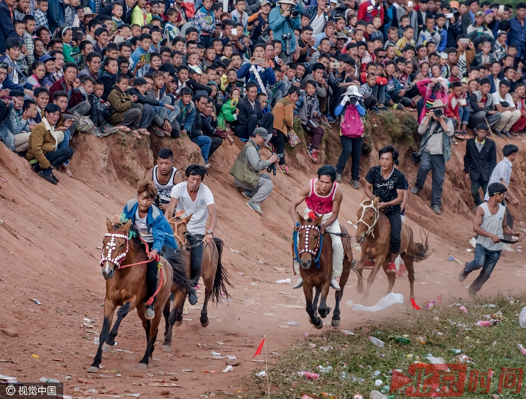 传统体育竞技斗牛、赛马、摔跤和斗羊及彝族美女竞秀活动紧张激烈、精彩纷呈、气势恢宏，一派节日景象。