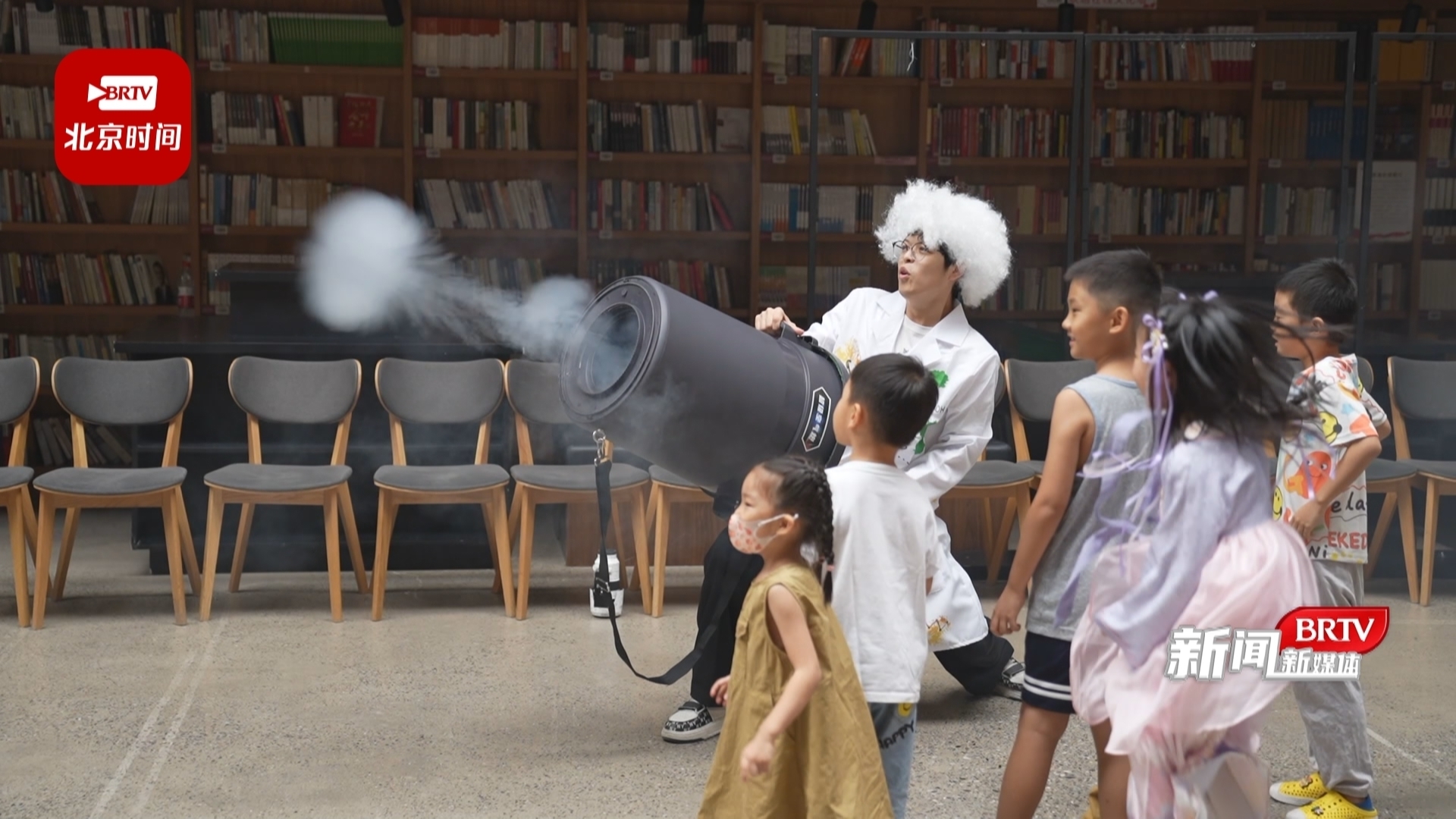 空气“炮弹”、静电实验、液氮冻花,“神奇科学秀”让科学更有趣! 空气“炮弹”、静电实验、液氮冻花,“神奇科学秀”让科学更有趣!