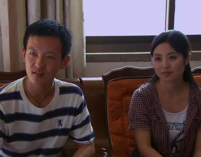 男子参加同学聚会被嘲笑单身,酒饭后闯进来一