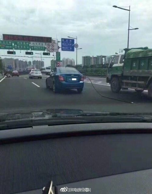 南京:新手上路太紧张 加油后拖着油枪满街跑