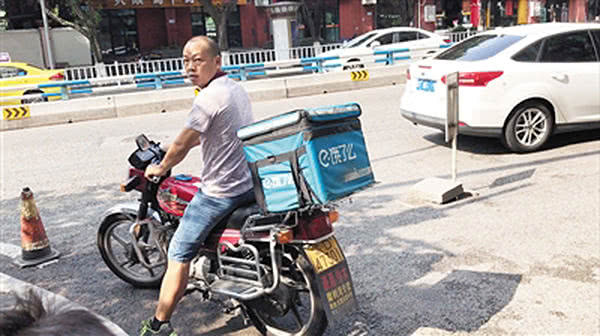 重庆一外卖骑手因配送费低罢送 被平台封号两百多年