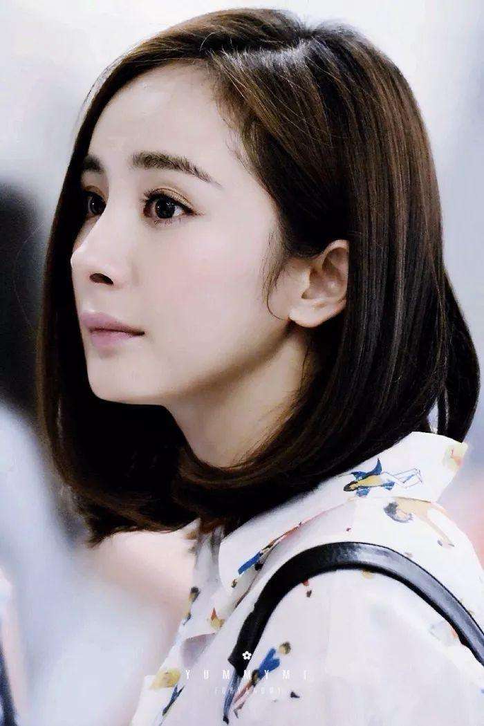 杨幂复古男装现身综艺,自称爱一个人看恐怖片