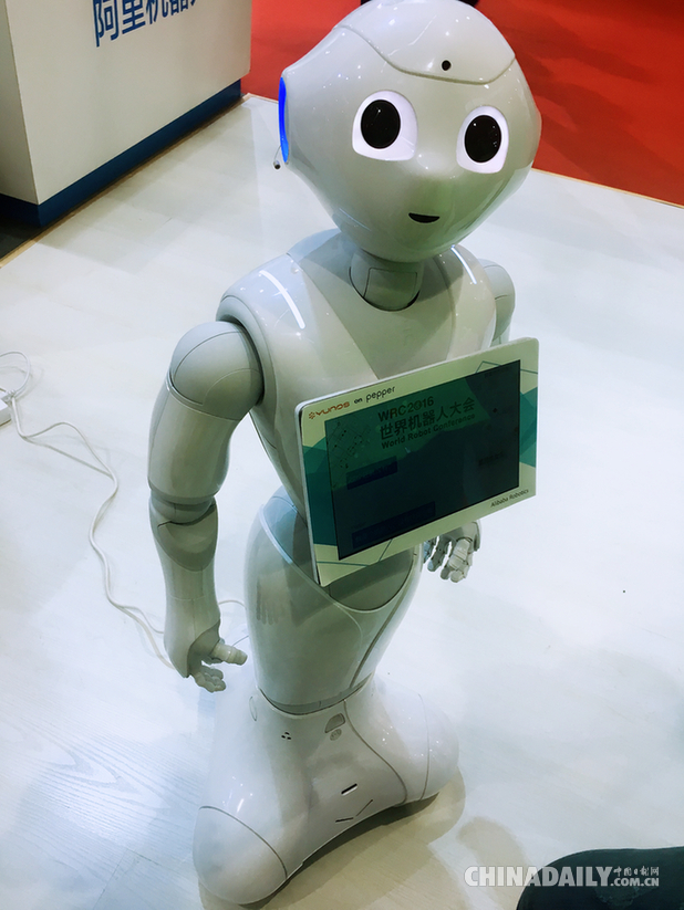 刚刚在杭州云栖大会上公布的阿里巴巴机器人业务也在本次大会上亮相。此次亮相的是首款搭载YunOS forRobot操作系统的人形机器人Pepper,这是继互联网汽车、互联网冰箱后,YunOS为万物互联网阵营新增加的一名新成员。