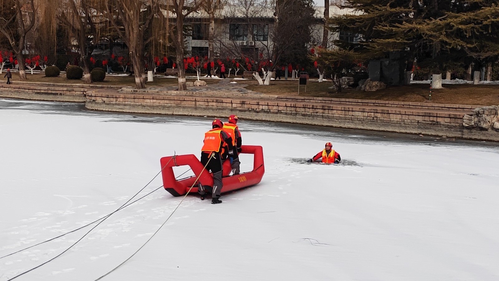 蓝朋友开展冰面救援实战化演练 蓝朋友开展冰面救援实战化演练