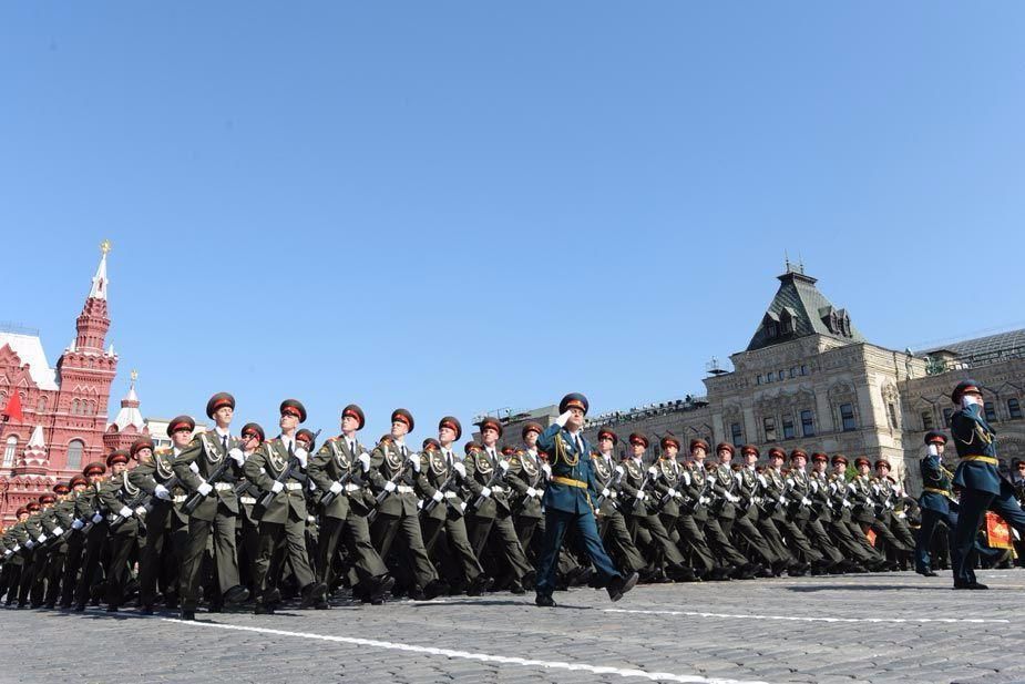 长挥枪狂射泄愤 八名警卫瞬间倒地 正副师长被