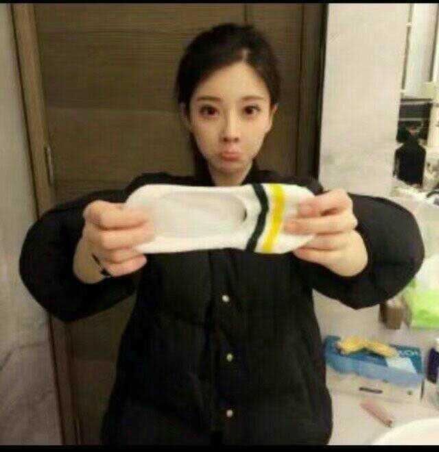 冯提莫卖萌晒袜子,恋脚癖粉丝欲花1000元买下