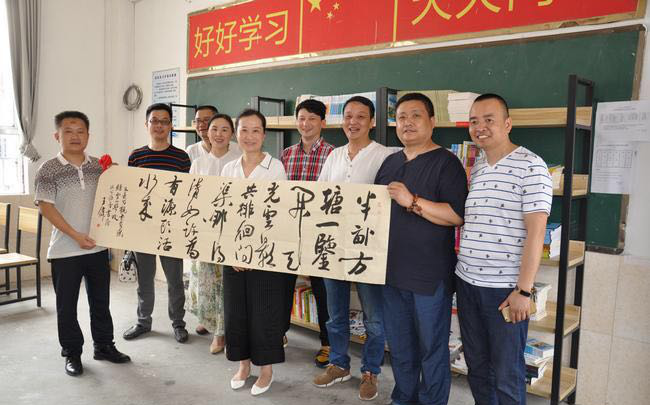 艺术家刘千里老师即兴发挥,现场画出一幅云山学校的平面画送给学校