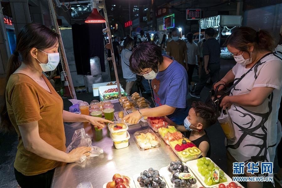 6月1日，市民在武汉保成路夜市消费休闲。