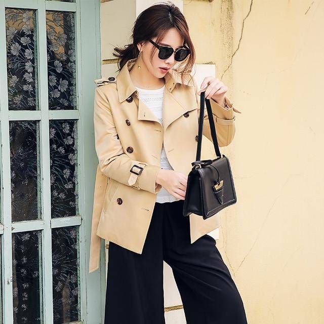 别再傻傻风衣搭配打底裤了,今年流行风衣内搭