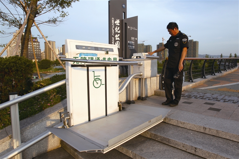 温州市区世纪公园游客吐槽 无障碍通道设备成摆设
