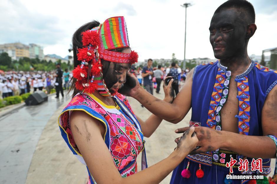 7月18日，云南丘北彝族男女互相“抹花脸”。当日，2016云南“普者黑”花脸节在丘北县开幕。上万彝族民众和游客用特制的黑色颜料互相“抹花脸”。花脸节是云南丘北彝族民众最隆重的节日，是当地彝族民众驱魔除害、相互祝福和表达爱慕之情的习俗，沿袭至今已有一千多年历史。