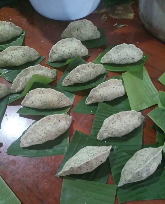 鞋垫饼;外焦里嫩,里面卷个大葱可谓美味啊,就是色相不好看,也不知道是