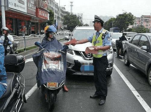 电动车摩托车禁令来袭后,普通家庭怎么出行?专