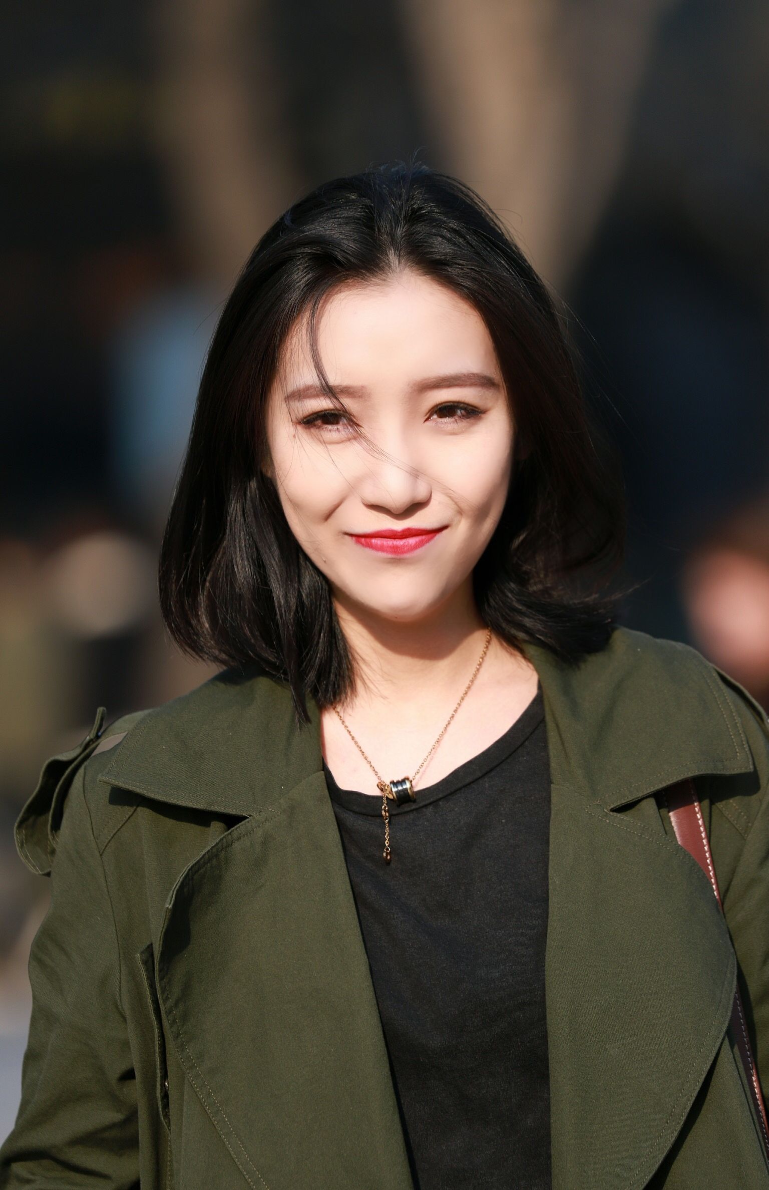 街拍:北京三里屯邂逅一位时尚女孩,她步态轻盈