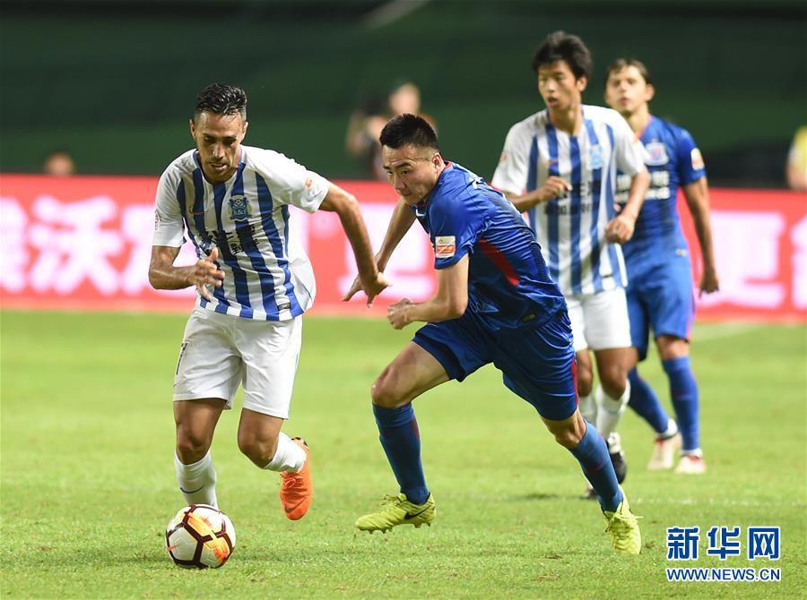 5月5日,广州富力队球员扎哈维(前左)在比赛中带球突破.