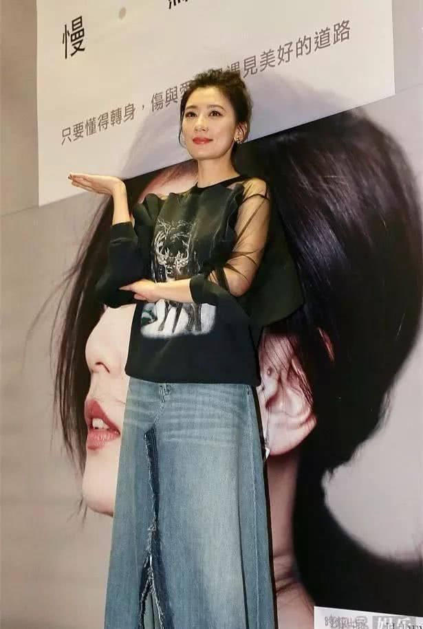 贾静雯把牛仔裤剪成裙子穿,美出新高度,44岁又怎样