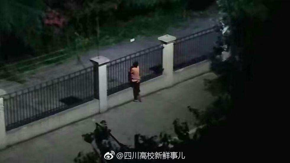 @HD_木子李：感觉好心酸，要是我就翻围墙了
不过也有部分网友表示不理解，难道出个校门见一面很难？
@灰熊叔Su呀：懒到不想出校门么....
