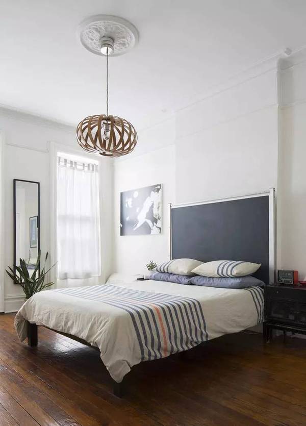 diy 的夫妇,放置在主卧的这块大号床头板就是他们亲手制作的