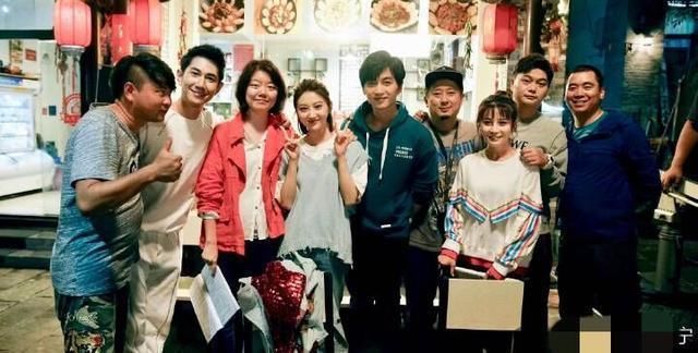 景甜被偶遇!侧面看肤色暗沉皮肤松弛,连替身都