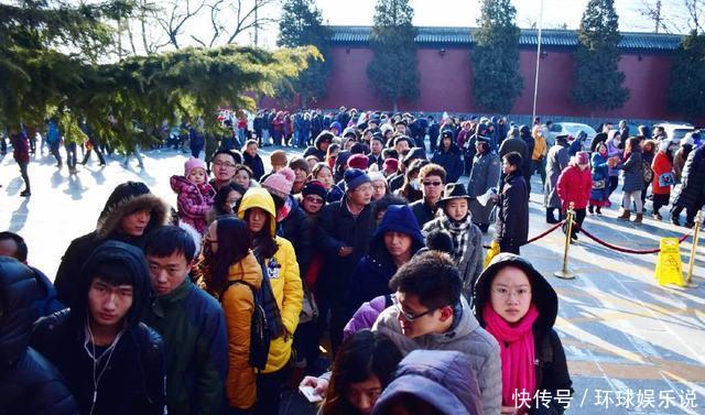 每年腊八,来雍和宫喝粥的香客多达数万人,僧人