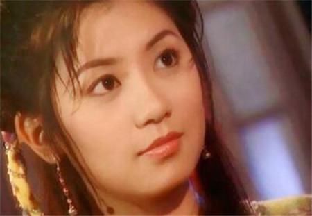 44岁贾静雯晒泳装照,这身材也太有料了吧!