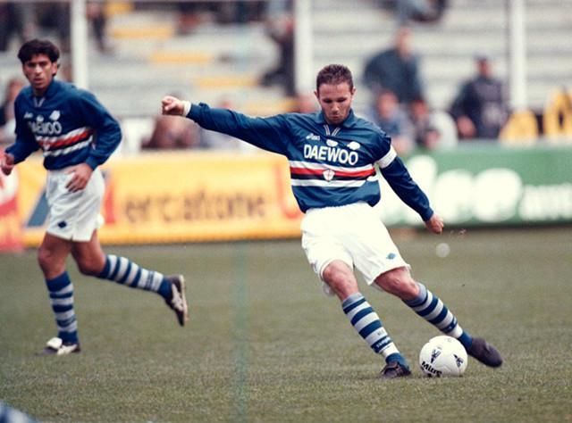 盘点足坛历史十大任意球高手:巴西五人 老球迷