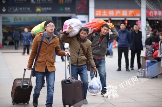 重庆北站南广场外返程的人群. 资料图