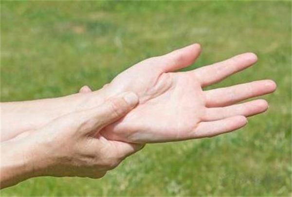 晚上手麻睡不着,睡觉手麻是什么原因引起的