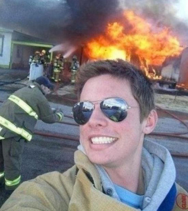 这些不要命的自拍狂人 爆炸现场也不放过