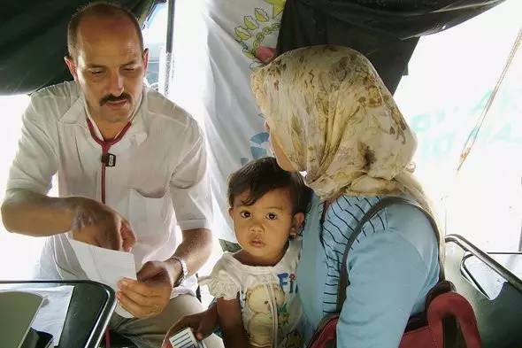 这个国家穷得快死了,但对老百姓却大方得惊人