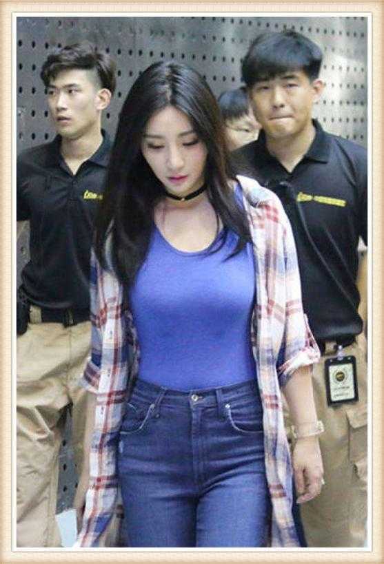 当94斤钟楚曦和115斤柳岩同穿背心, 网友: 看完