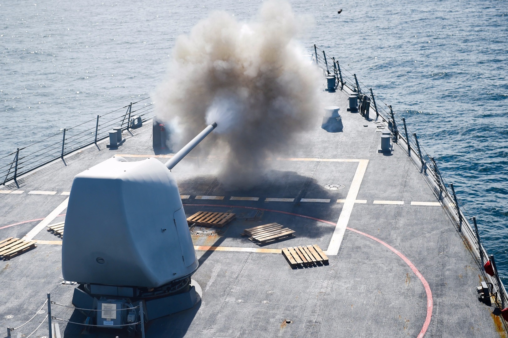 美军战舰在南海开炮 新加坡军舰助阵