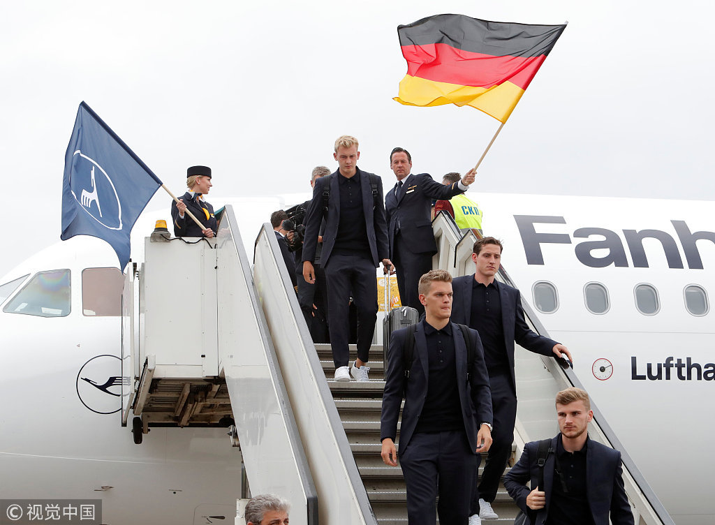德国队闪亮登场抵达俄罗斯 世界杯男模团了解一下！