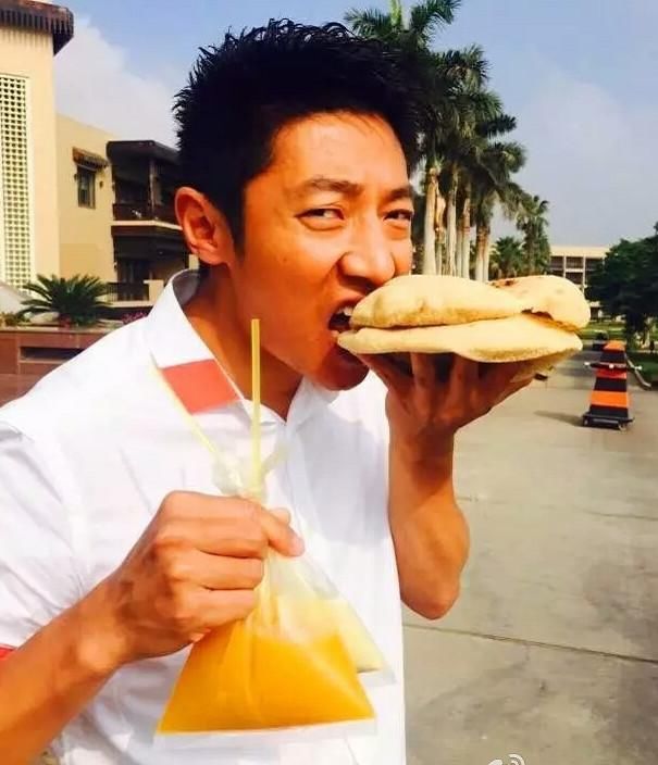 撒贝宁媳妇娶的好,合影同框双腿姿势给120分好