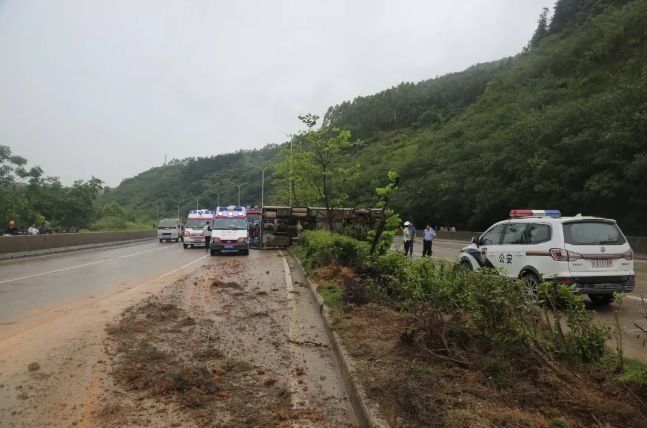 惨烈!广西一小车和大货车凌晨发生追尾,小车内