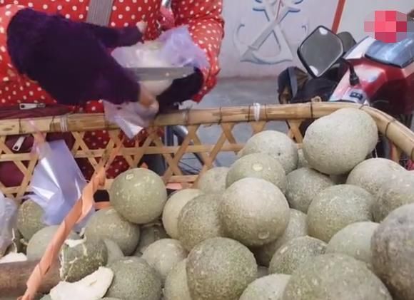 50岁老大姐街边卖木苹果5元一个,每天卖出5