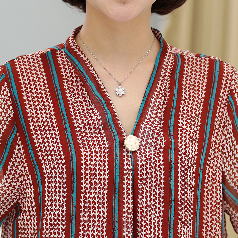 整体更给人气场强大的感觉,让女性魅力尽情绽