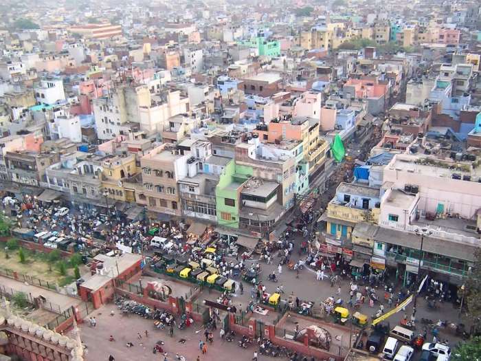 印度新德里商业繁华,发现这里的人只热爱骑三