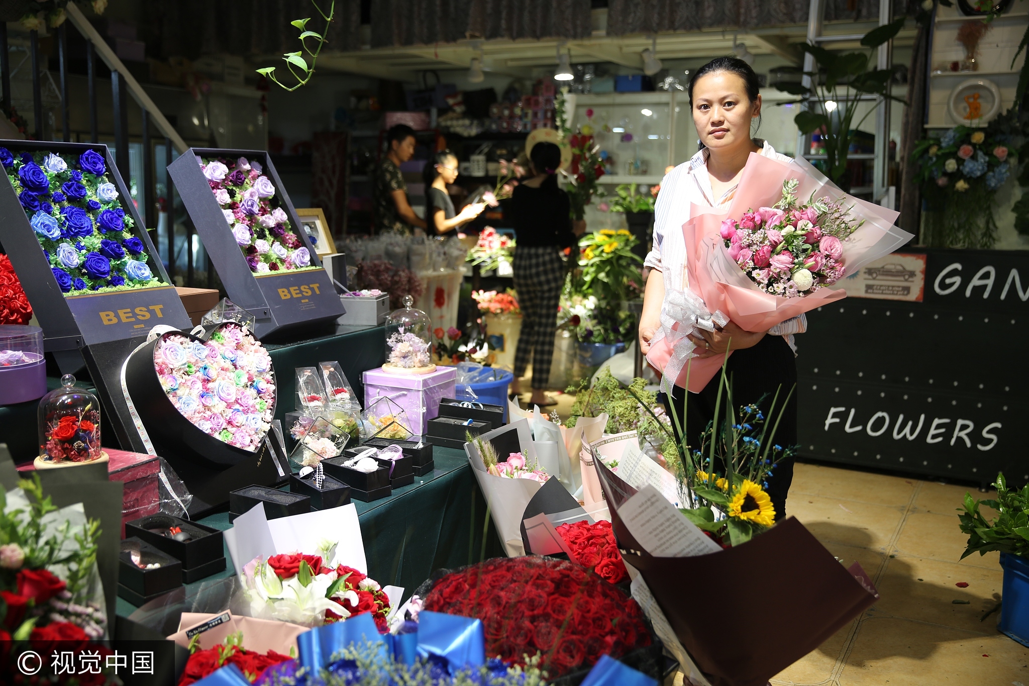 七夕卖花姑娘:40小时不休卖6千枝 日入10万