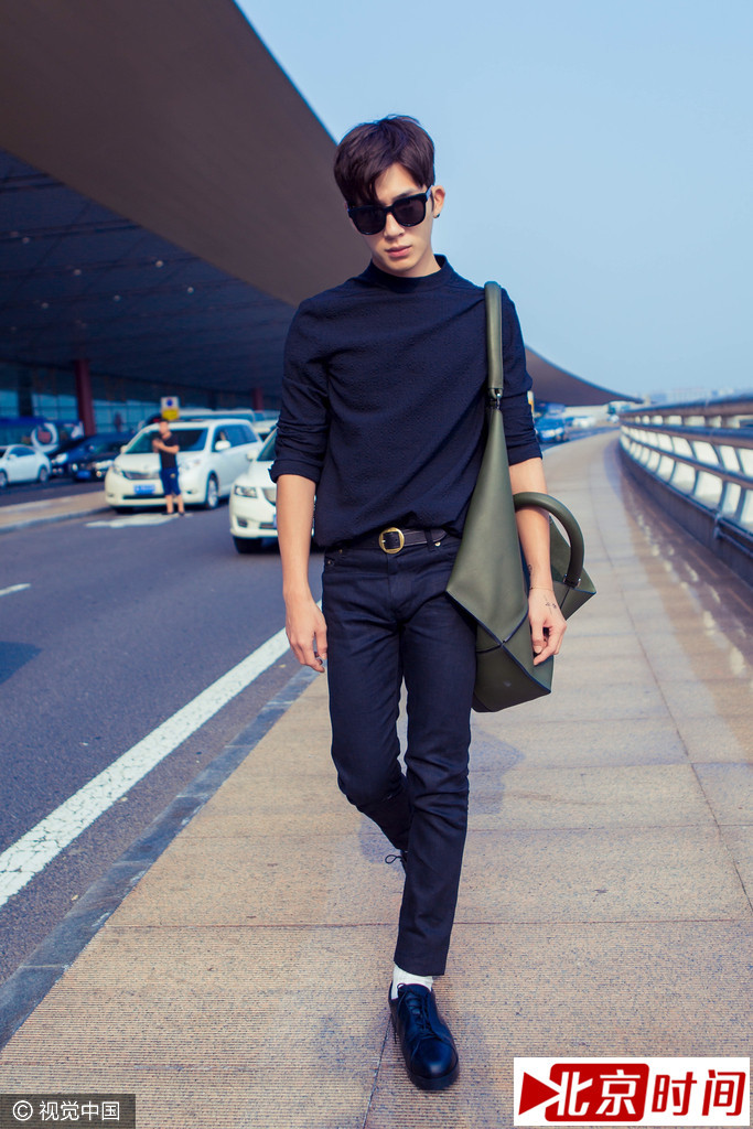 8月21日，井柏然现身首都机场飞往常州参加活动。