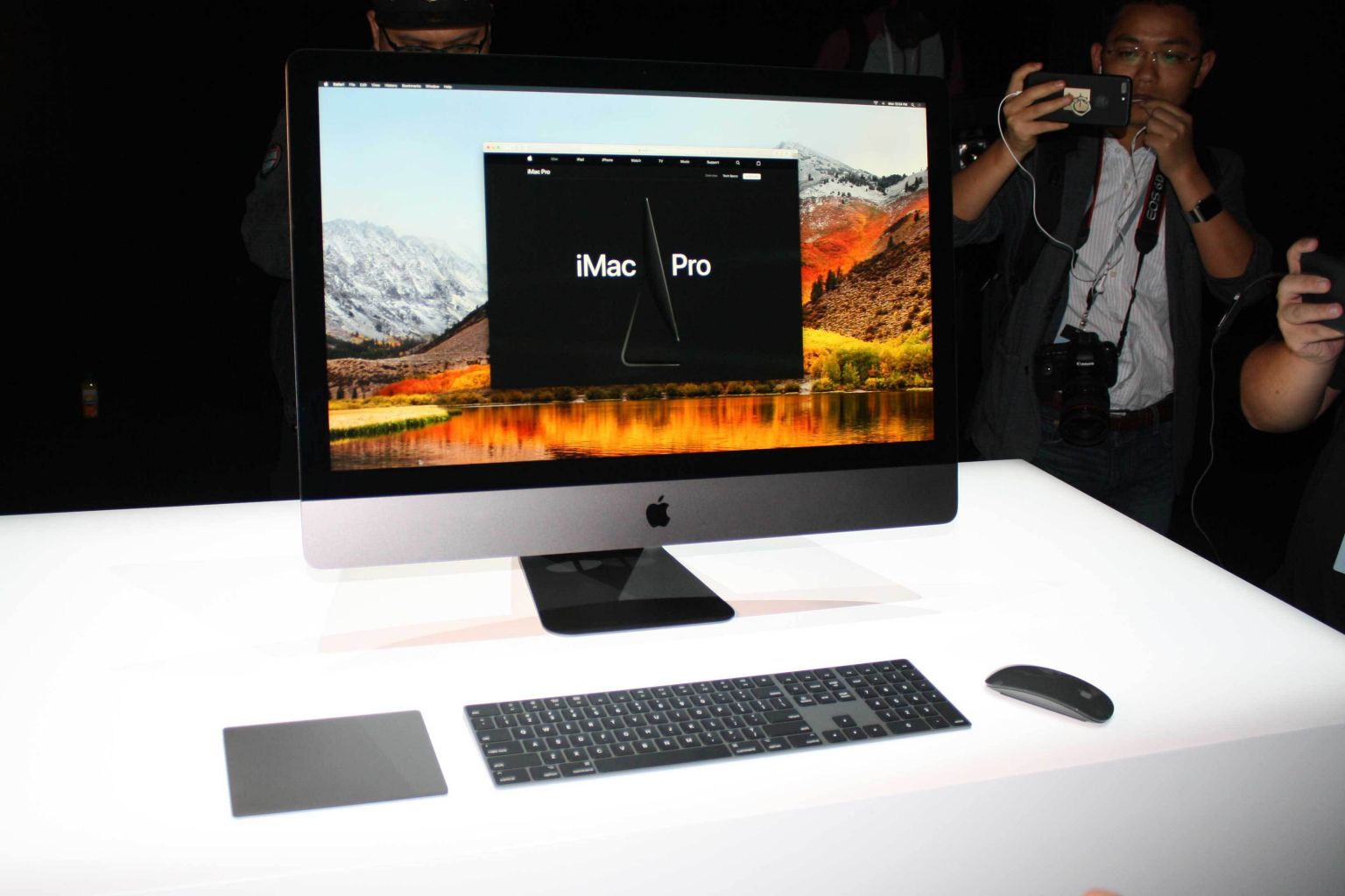 那就是 imac pro -- 苹果旗下的 mac 一体机,头一次迸发出如此巨大的