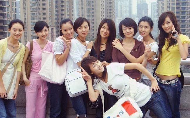 景甜和大学同学旧照，郑爽抿嘴笑十分可爱。